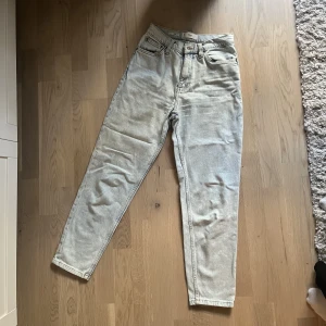 Momjeans - Jeans från mango, använd fåtal gånger. Passat på mig som är 168cm.