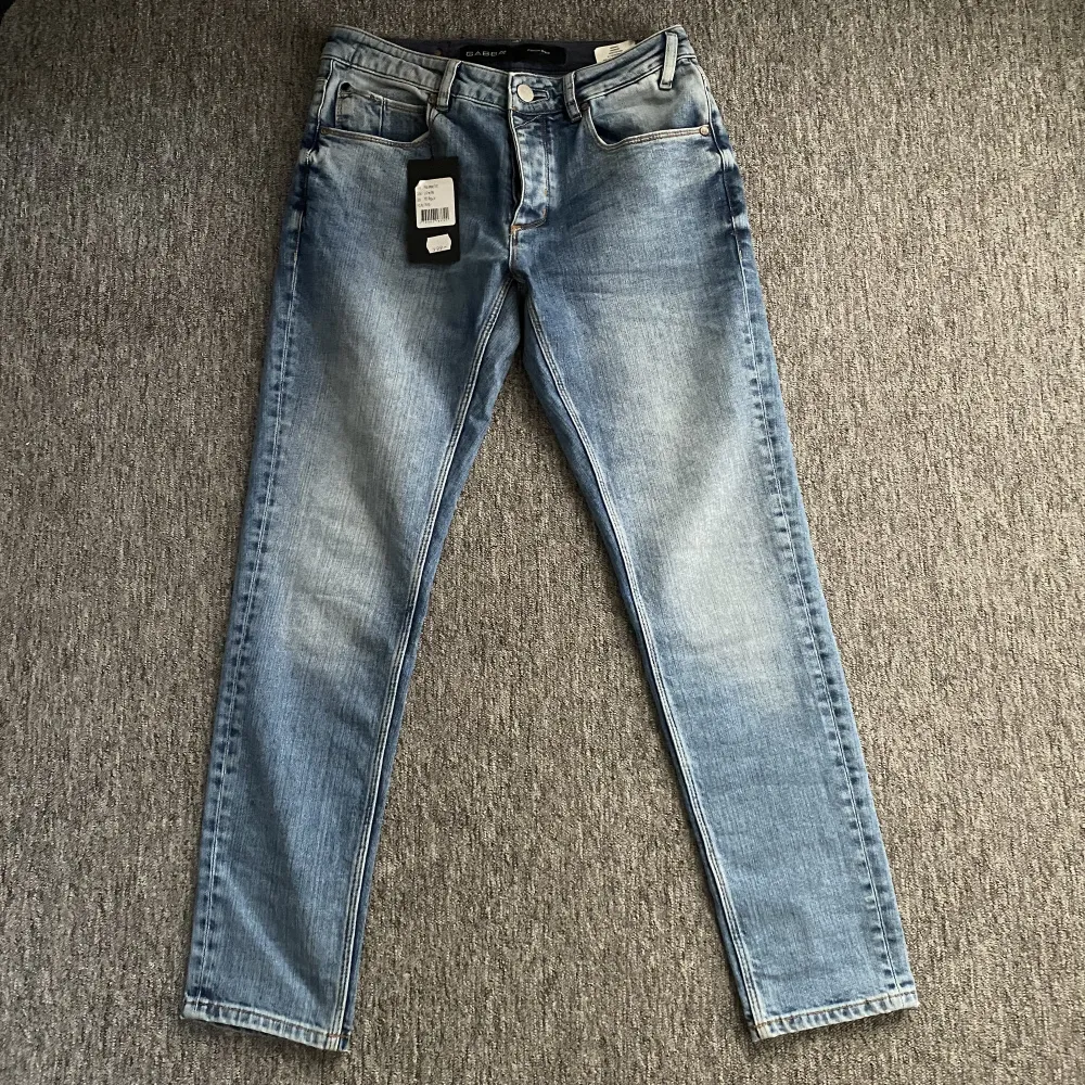 Hej, säljer nu dessa snygga GABBA jeans. Jeansen är helt nya och endast testade. Snygg slim/rak passform. Hör av er med frågor och funderingar. . Jeans & Byxor.