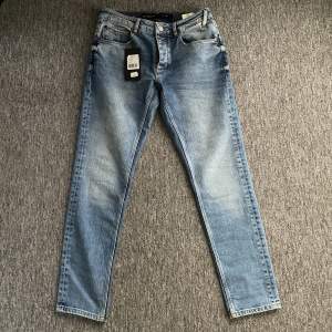 Hej, säljer nu dessa snygga GABBA jeans. Jeansen är helt nya och endast testade. Snygg slim/rak passform. Hör av er med frågor och funderingar. 
