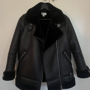 Skinnjacka  - Säljer denna snygga skinnjacka då den är förliten, från topshop, storlek 36 men den är från petite avdelningen