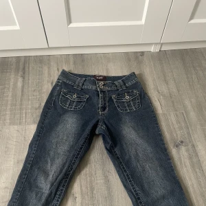 Jeans - Ascoola jeans men dekorerade fickor både bak och fram🌟Har tyvärr inga bilder på då de ej passar mig💓De är från angels