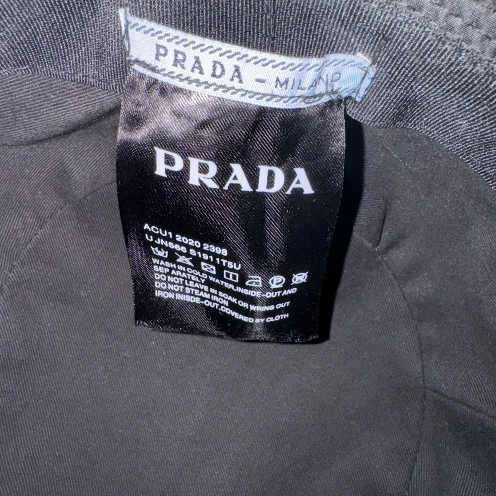 En 1:1 Prada buckethat i nyskick 9/10. Säljer den då den bara står i min garderob. Vid eventuella frågor om plagget skriv pm.. Accessoarer.