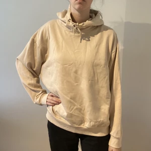Hoodie från lager 157 - Beige hoodie från lager 157 i storlek L. Använd fåtal gånger därav nyskick. Säljer pga att den inte kommer till användning.