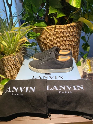 Lanvin Cap Toe Sneaker Grey - Hej, säljer ett par unika Lanvin Cap Toe Sneakers i grå tygfärg. Size 5=40/40,5. Stilrena & eleganta. Orginalbox medkommer. Nypris 4400kr. Bra skick, sparsamt använda. Små tecken på användning, bild i DM. Pris kan diskuteras. Hör av dig vid frågor. 