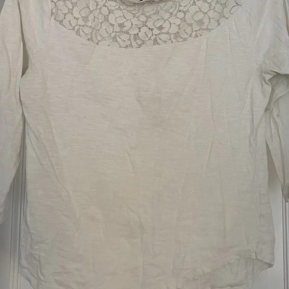 Super gullig vit tröja men en bröstficka i spets samt på ryggen i storlek S💞. Halv långa ärmar. Tröjor & Koftor.