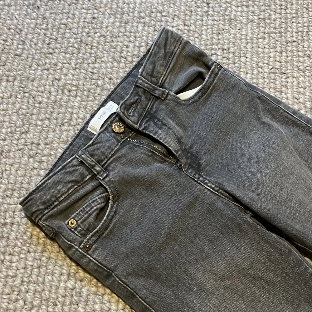 Gråa lågmidjade jeans så snygga använda få gånger 🩶🥰. Jeans & Byxor.