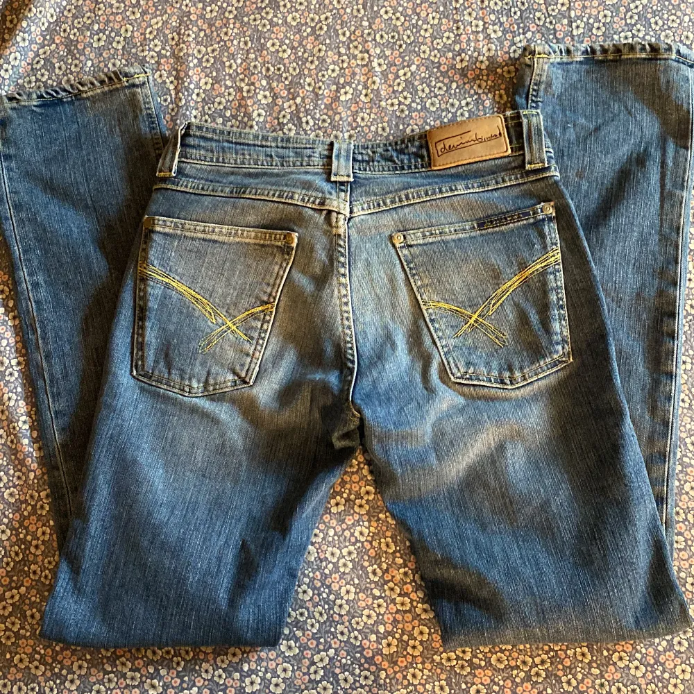 Ett par vintage lågmidjade jeans som är i modellen straight, inga defekter och är som nya 🩷MIDJEMÅTT: 34 cm rakt över INNERBENSLÄNGD: 77 cm . Jeans & Byxor.