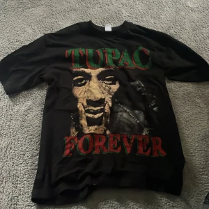 Tupac t shirt  - Säljer denna feta tupac tisha, inte min stil. Inte sliten alls, knappt använd. Köptes för 300kr.