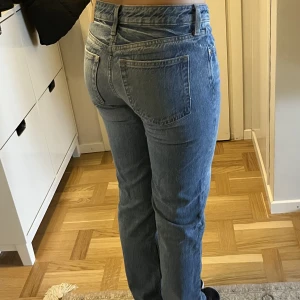 Straightleg jeans  - Straightleg jeans med lågmidja, endast använda 2 gånger. Köparen står för eventuell frakt. 🌸