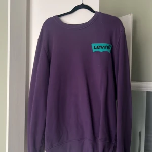 Levis sweatshirt - Långärmad lila Leviströja! Mjuk och i storlek M. Använd men i fortfarande bra skick!