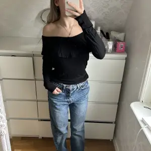 Säljer en svart off shoulder topp. Jätte fin tröja men tyvärr lite för stor för mig. Finns inget fel med den o har använts ett väldigt få tal gånger.