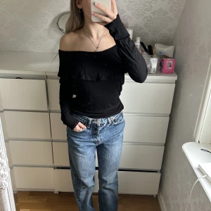 svart off shoulder topp - Säljer en svart off shoulder topp. Jätte fin tröja men tyvärr lite för stor för mig. Finns inget fel med den o har använts ett väldigt få tal gånger.