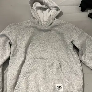 Säljer denna helt gråa hoodien från h&m. Köpt för några år sedan men använt Max 3 gånger. Säljer för 140kr inget kvitto kvar tyvärr  STÅR EJ FÖR FRAKTEN 