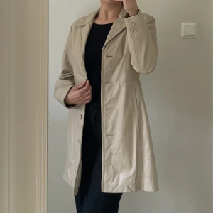 Skinnkappa  - Skinnkappa i bra skick ifrån Mari Philippe. Storlek 34/36 men känns mest som en 36. 