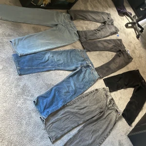 7 par olika jeans  - Säljer 7st par jeans p.g.a olika anledningar. Alla är i gott skick, inte slitna och de flesta i storlek 32(passar för alla 165-175). Har ni funderingar på något par ni gillar så fråga på! Pris kan diskuteras vid snabb köp!