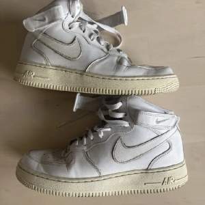 Vita Nike air force 1 (höga) som tyvärr inte används. De är använda ett fåtal gånger. Storleken är 40 men jag som har storlek 39 tycker att skorna passar bra!  Pris kan diskuteras:)