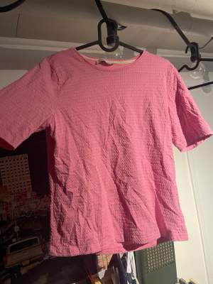 Rosa strukturerad tshirt, använd en gång, bra skick