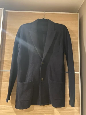 John Henric stickad kavaj - En stickad kavaj från John Henric 9/10 skick inte så använd, pris kan diskuteras vid snabb affär.