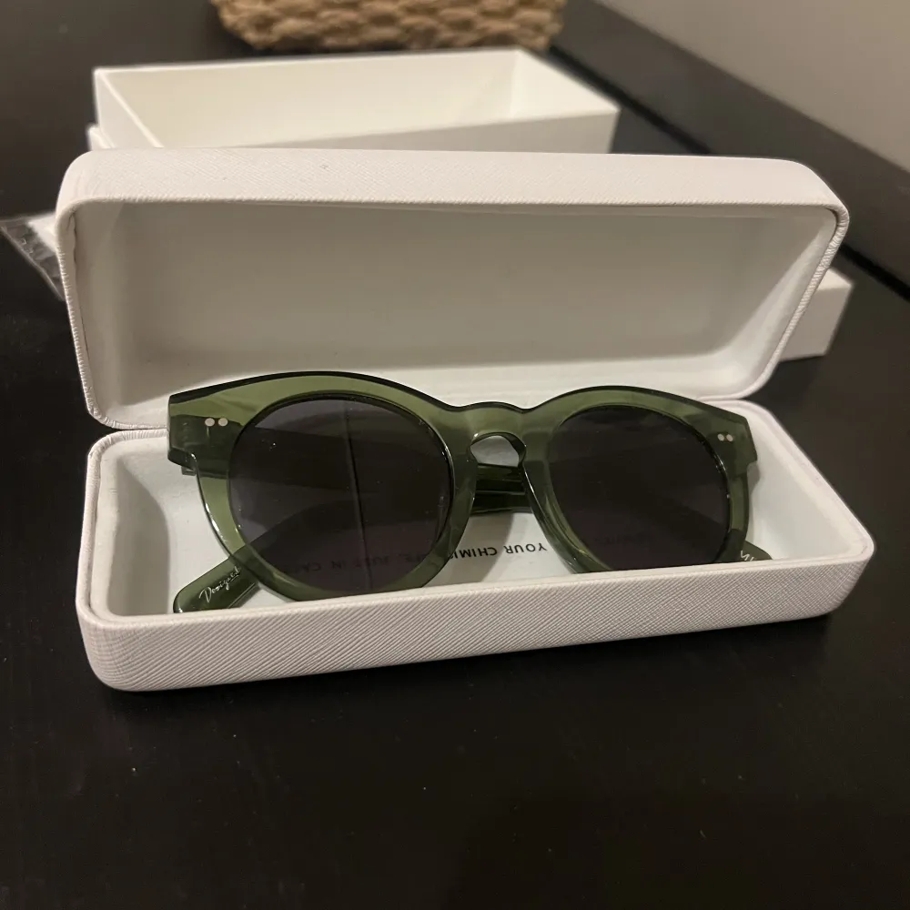 Ett par solglasögon från chimieyewear i modellen #003 i färgen kiwi. Nästan helt oanvända och väldigt bra skick med duk fortfarande inplastat. Både skyddet och lådan finns kvar. Pris går att förhandla!  . Accessoarer.