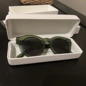 Chimi eyewear solglasögon  - Ett par solglasögon från chimieyewear i modellen #003 i färgen kiwi. Nästan helt oanvända och väldigt bra skick med duk fortfarande inplastat. Både skyddet och lådan finns kvar. Pris går att förhandla!  