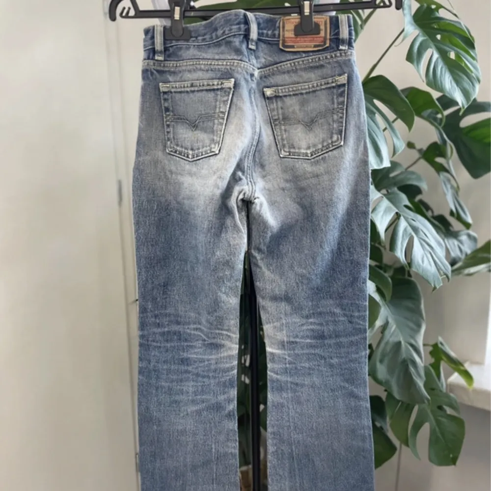 Svin snygga lågmidjade jeans från diesel som tyvärr är för små för mig. Skriv för mer bilder/frågor 🥰🥰. Jeans & Byxor.