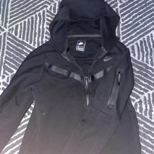 Nike tech fleece - Nike tech fleece (slim fit) Skriv för mer bilder eller andra frågor? Skick 10/10