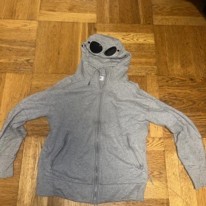 Cp company zip hoodie  - köte för 3000 kr, storlek M