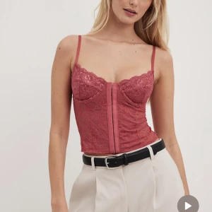 Corsett topp - En röd corsett topp från NAKD❣️köpt för ca 350kr, och passar 34/36!!