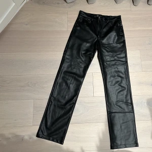 Zara skinnbyxor  - Ett par sköna svarta skinnbyxor i storlek M. Mjuka på insidan vilket jag älskar med dom 