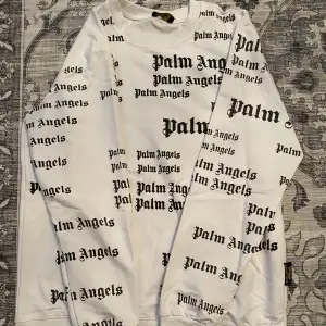 Palm Angels tröja som nu säljs för 600kr!. Inga defekter på tröjan och är i storlek L. Skicka meddelande till mig om det är något ni undrar över så svarar jag! 💫