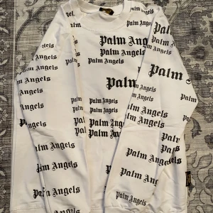 Palm Angels  - Palm Angels tröja som nu säljs för 600kr!. Inga defekter på tröjan och är i storlek L. Skicka meddelande till mig om det är något ni undrar över så svarar jag! 💫