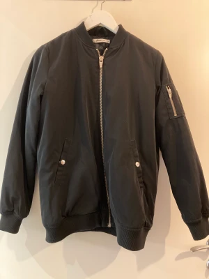 Bomberjacka  - Svart fräsch bomberjacka storlek XS 