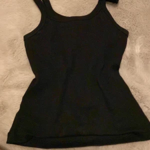 Svarta och vita linnen  - Dem är för små, men är jättesköna att ha. Har bara använt en gång för båda❤️👍