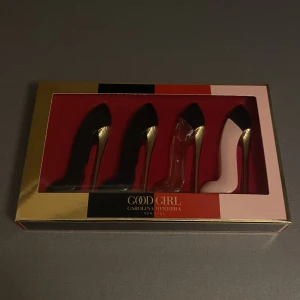 Carolina Herrera parfymer - helt nya och oanvända parfymer från carolina herrera köpt på flygplatsen i kastrup, perfekt att ge bort i present, julklapp eller till sig själv! säljer då det vart ett impulsköp! 