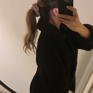 Svart teddyjacka - Jätte skön jacka med fickor,  Köparen står för frakt 