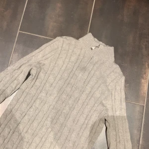 Halfzip tröja - Oanvänd tröja beställd från Zulo Sthlm som tyvärr var för liten. Obs stl XS ej L som det står på bilden. Längd 62 cm från lappen i nacken och nedåt (framsida). 42 cm i bredd.