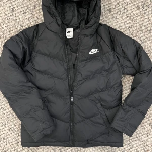 Nike dunjacka  - Mycket välvårdad Nike jacka stl 158-170. Skick 9/10. Pris 400kr 