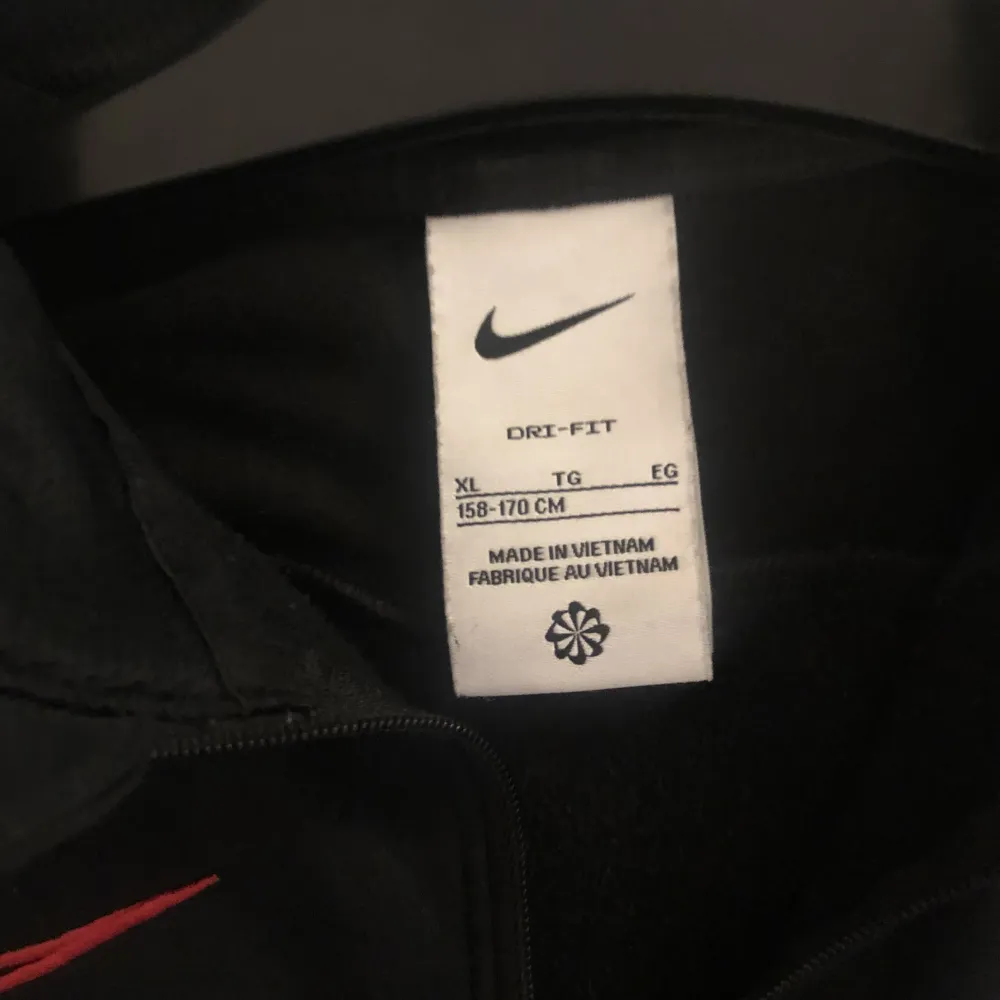 Säljer Nike tröja från JD för 150-200 kr. Köpt för 400. Ska dock vara lite oversized. Inga Defekter alls, använt väl. Köparen står för frakt🩷. Hoodies.