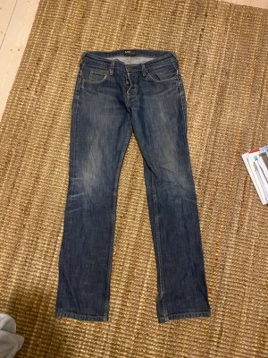 Utsvängda lee jeans  - Säljer dessa coola lågmidjade utsvängda lee jeans. Har inga bilder på men fråga gärna om mått🩷