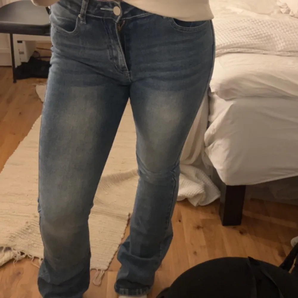 Säljer mina fina jeans med mönster på fickorna bak då jag inte får så mycket användning av dem. Vet inte vart dem är köpte eller vilken sl det är men passar mig som är 157 cm lång (använder vanligtvis ro XS/S. Säljer dem för 100  pris går att diskuras . Jeans & Byxor.