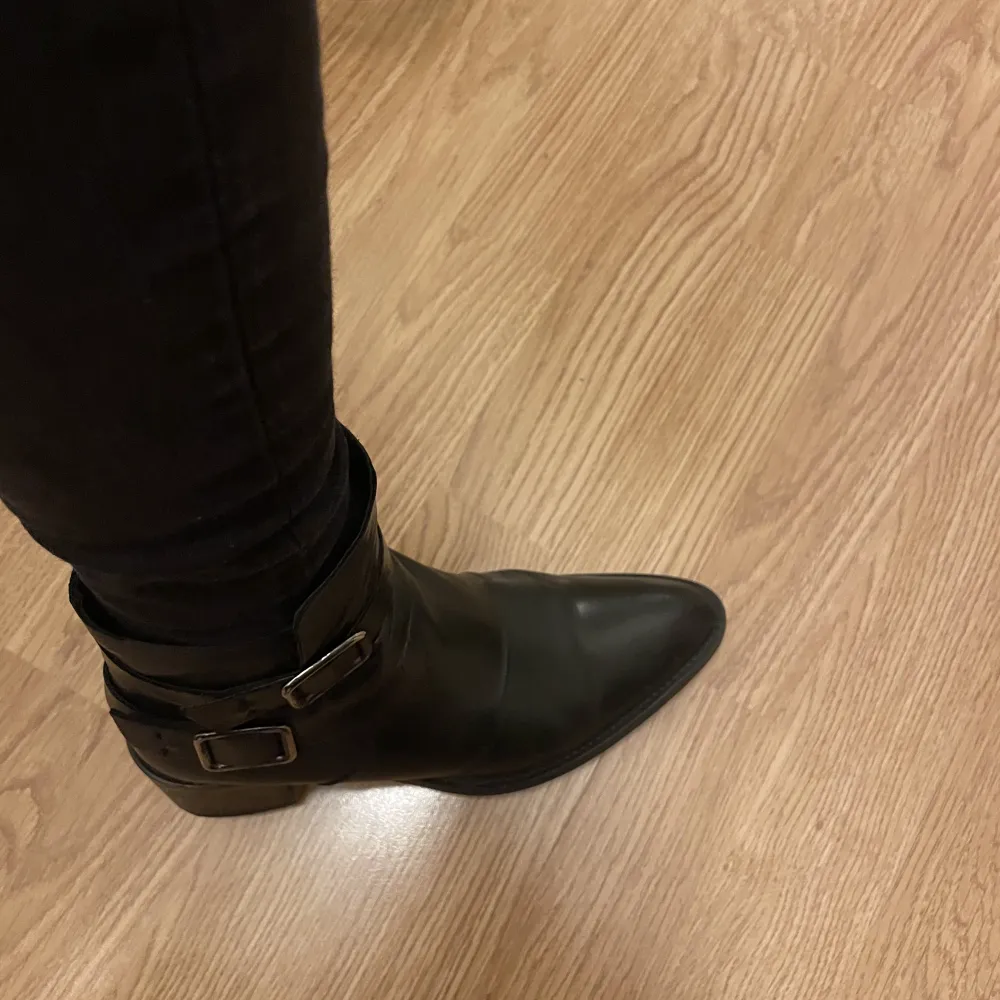 Ett par svarta boots från Bianco. Snygga och passar perfekt nu under hösten. Säljer då jag inte använder dessa mer.. Skor.
