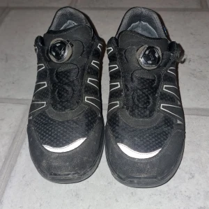 Jumpasko - Jumpasko som är sparsamt använd. Inga skosnören utan man skruvar framtill för att spänna. Gummit där har blivit lite slappt. Storlek 39