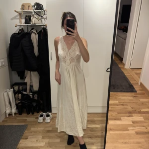 Nattlinne - Säljer detta otroligt sköna nattlinne från vanity fair strl M✨🥰