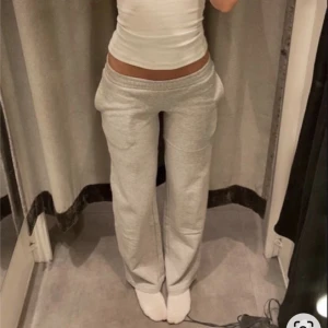 Super fina low waist!💕 - Säljer mina super fina low waist mjukis från Bikbok i storlek xs! Inte använda mycket alls, bara någon enstaka gång💞(lånad bild!!)