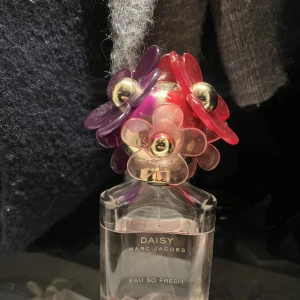 Marc Jacobs parfym  - Kan gå ner i pris vid snabb affär:)  Ca 1/4 är andvänt men säljer då den inte riktigt passar mig längre. (Den är i största storleken) Köpte för 1120kr💞