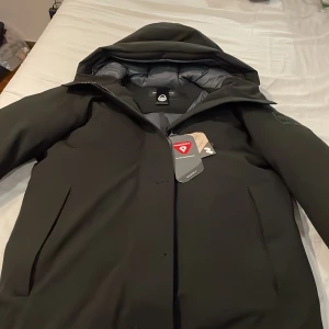 Sail racing vinter jacka - Helt ny Sail Racing vinter jacka köpt för 5000 kr, aldrig andvänd perfekt. Perfekt för vintern 👌 Priset kan diskuteras vid snabb affär, Liknar canada goose i modellen och passformen, 