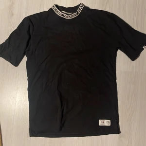 tommy hilfiger tshirt M - äkta tommy hilfiger tshirt, välanvänd men lite urtvättad. Storlek M men sitter väldigt stort