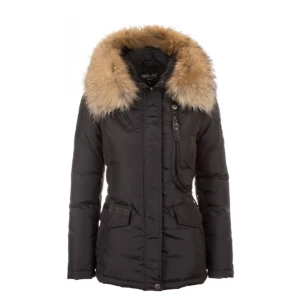 Hollies vinter jacka  - Jag köpte denna skit snygga vinter jacka för 1 år sen och älskar den så mycket men tyvärr har den blivit för liten för mig. Den är varm o skönt och har jätte fin päls. Storlek 34