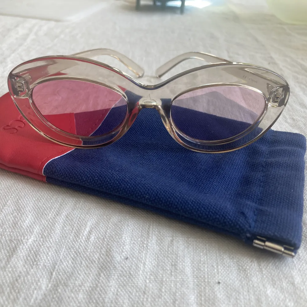 Retro-aktiga solglasögon från Le Specs. Sparsamt använda men har en liten repa på ena glaset (bild 3) dock inget som syns när man har dom på. Supercoola med reflekterande rosa glas. Kommer med originalfodral. . Accessoarer.