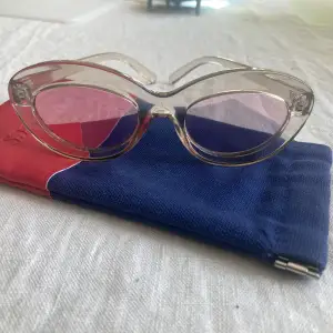 Retro-aktiga solglasögon från Le Specs. Sparsamt använda men har en liten repa på ena glaset (bild 3) dock inget som syns när man har dom på. Supercoola med reflekterande rosa glas. Kommer med originalfodral. 